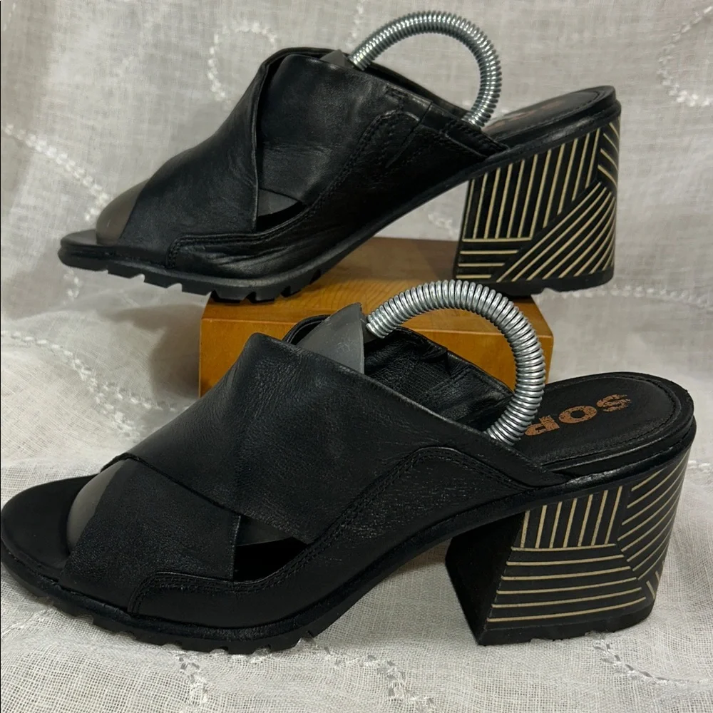 Sorel almost NEW soft glove leather slide in stacked heel sandals